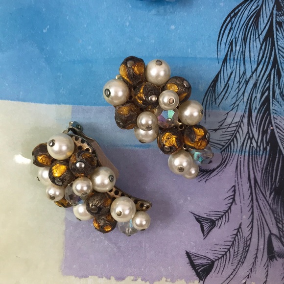 Vintage Clip On Earrings - Picture 2 of 9